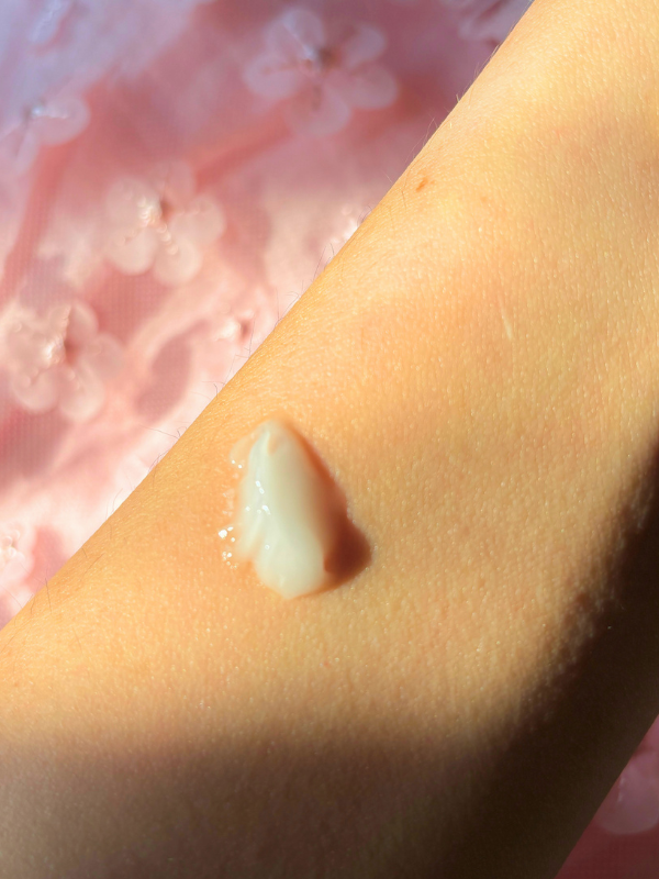effaclar mat mattifying moisturizer cream on the hand application